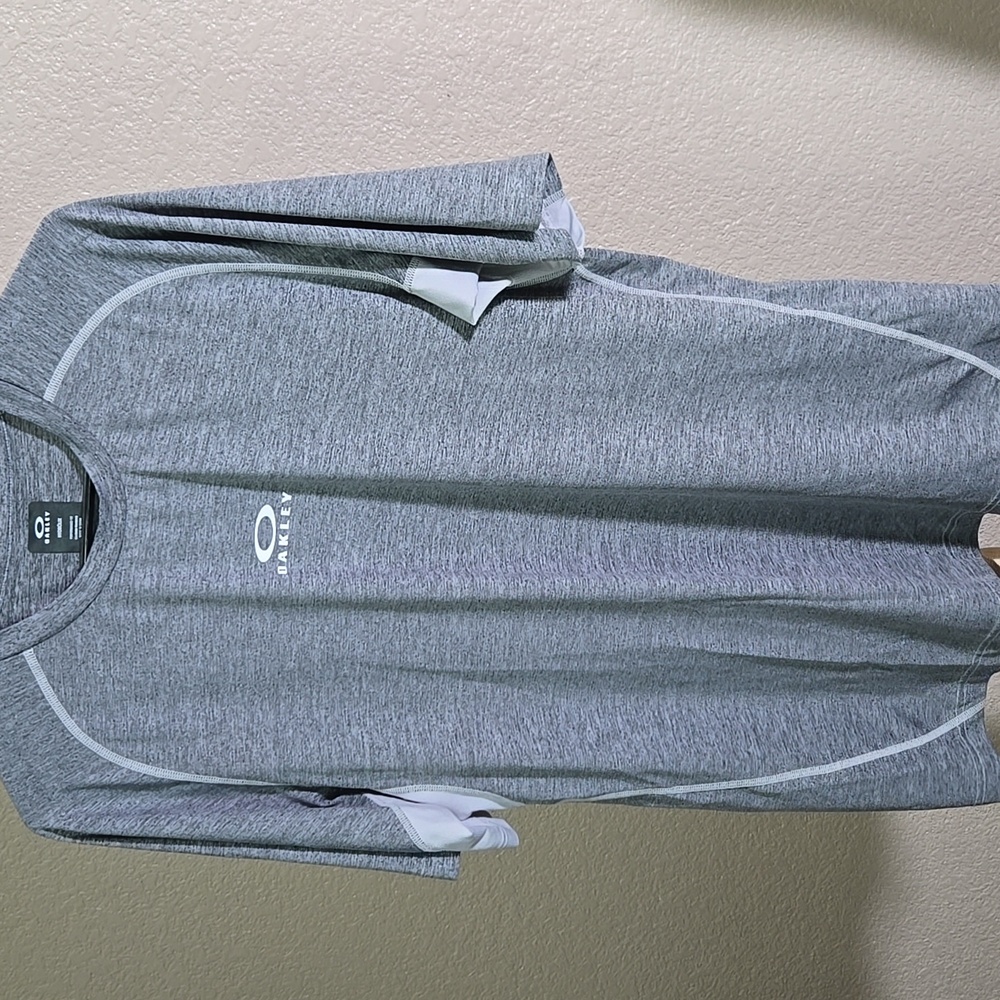 Oakley Gray Short Sleeve Performance Tee - Picture 3 of 6